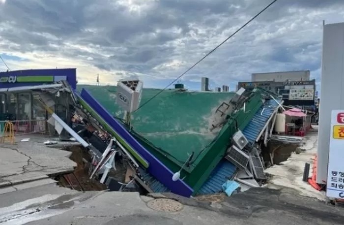 Gangwon-do Yangyang Naksan Beach near Naksan Beach, 5m deep ‘large sinkhole’ occurs… Convenience store  ‘Two Pieces’