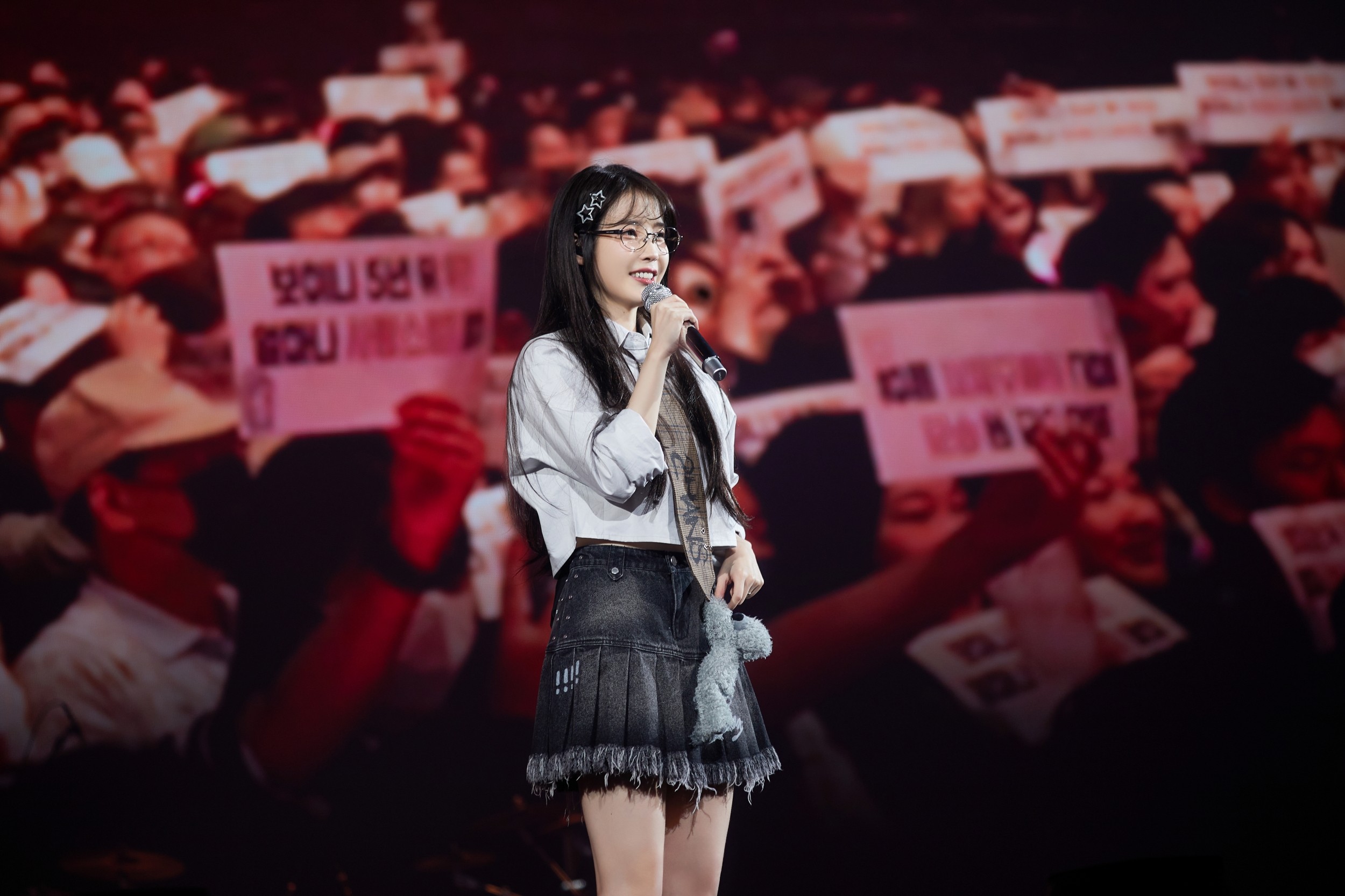 “IU expresses condolences for earthquake victims” – IU comforts fans at Taiwan concert.