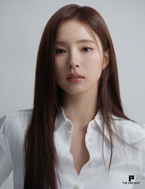 Shin Se-kyung, Ahn Hyo-seop Sign Exclusive Contracts with The Present Company