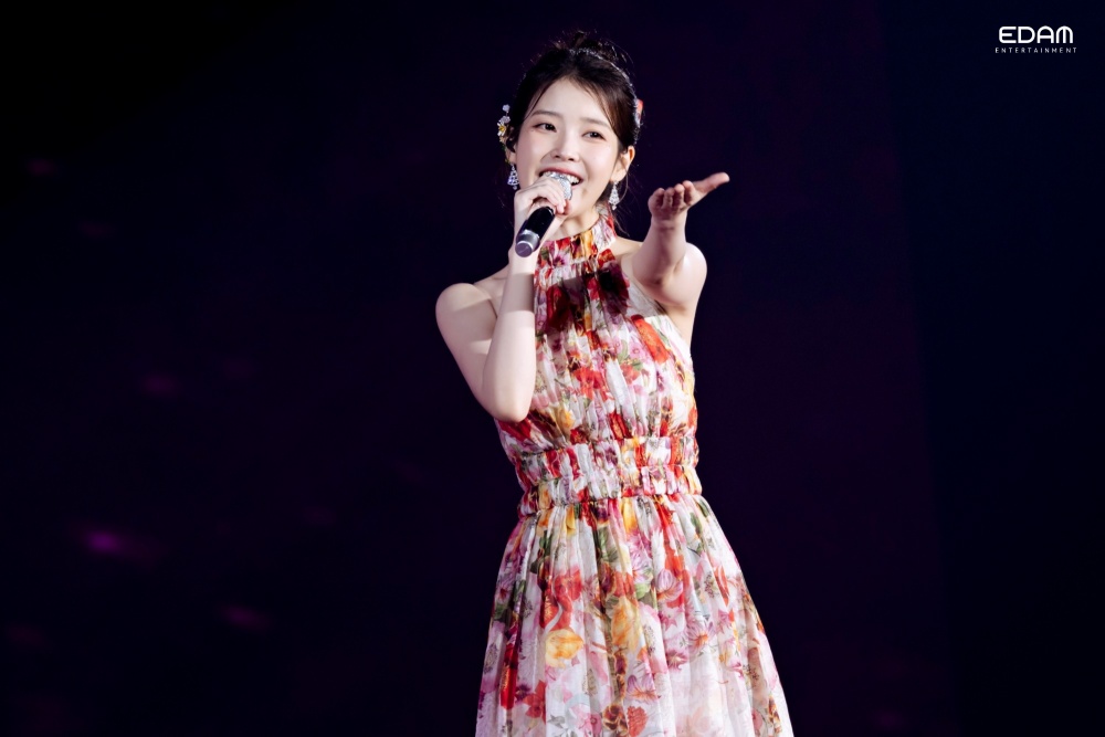 IU Successfully Performs in Osaka…”Live Queen Enchants Japan”