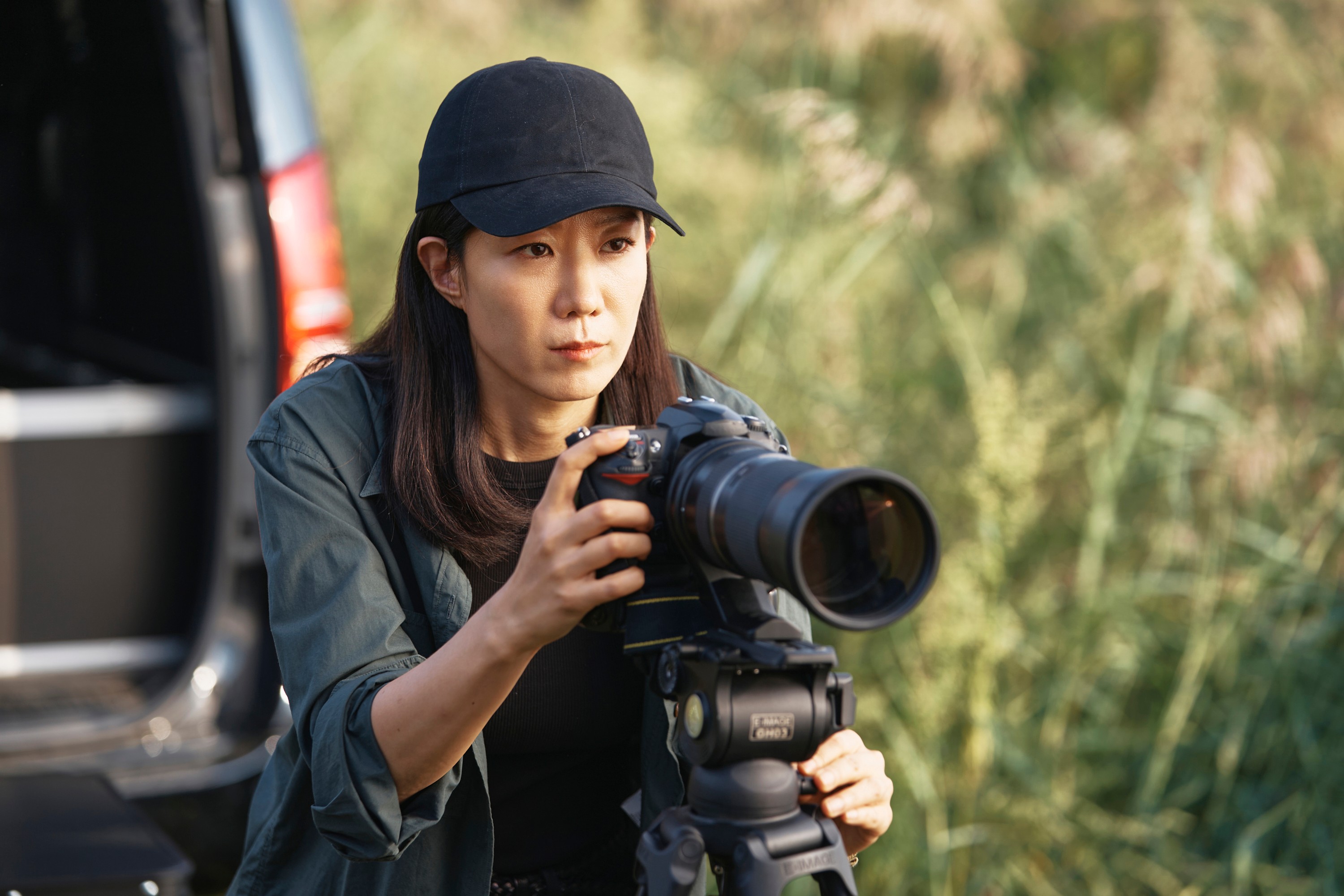 Jeon Hye-jin Takes Up a Telescope Camera… ‘Cross’, Action X Comedy Teased