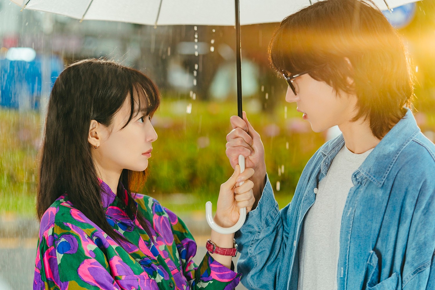 Shin Min-ah and Kim Young-dae exchange glances under an umbrella… ‘Hate to Lose’, Romantic Two-shot