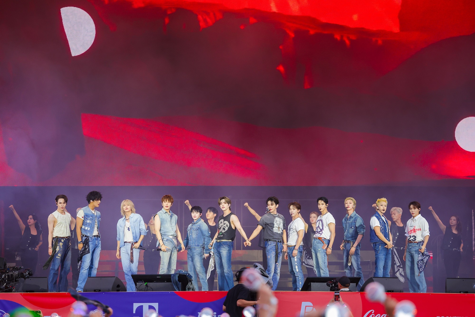 SEVENTEEN, Praised at Lollapalooza…”A Group Strong in Live Performances”