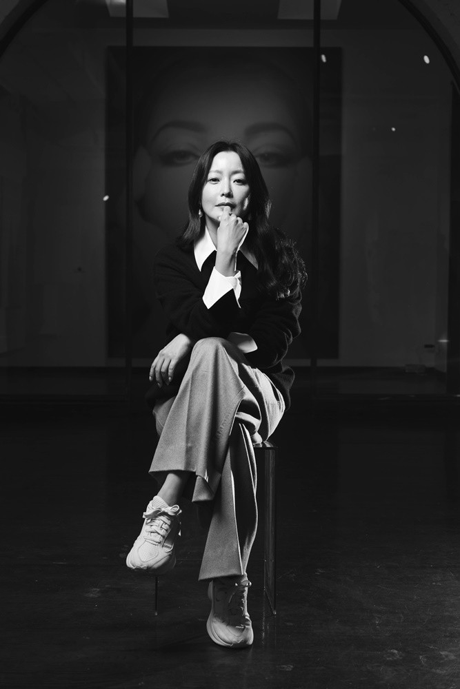 Kim Hee-sun Promotes K-Art in the U.S… Second Exhibition Starts Off Successfully