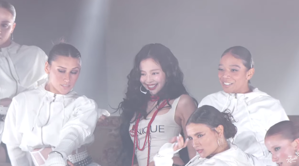 Jennie appears on US ‘Jimmy Kimmel Live’… ‘Mantra’, a flawless first stage