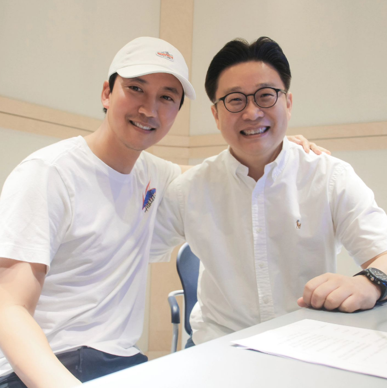 Kim Nam-gil Supports Vancouver Korean Language School… Professor Seo Kyung-duk Donates Educational Materials