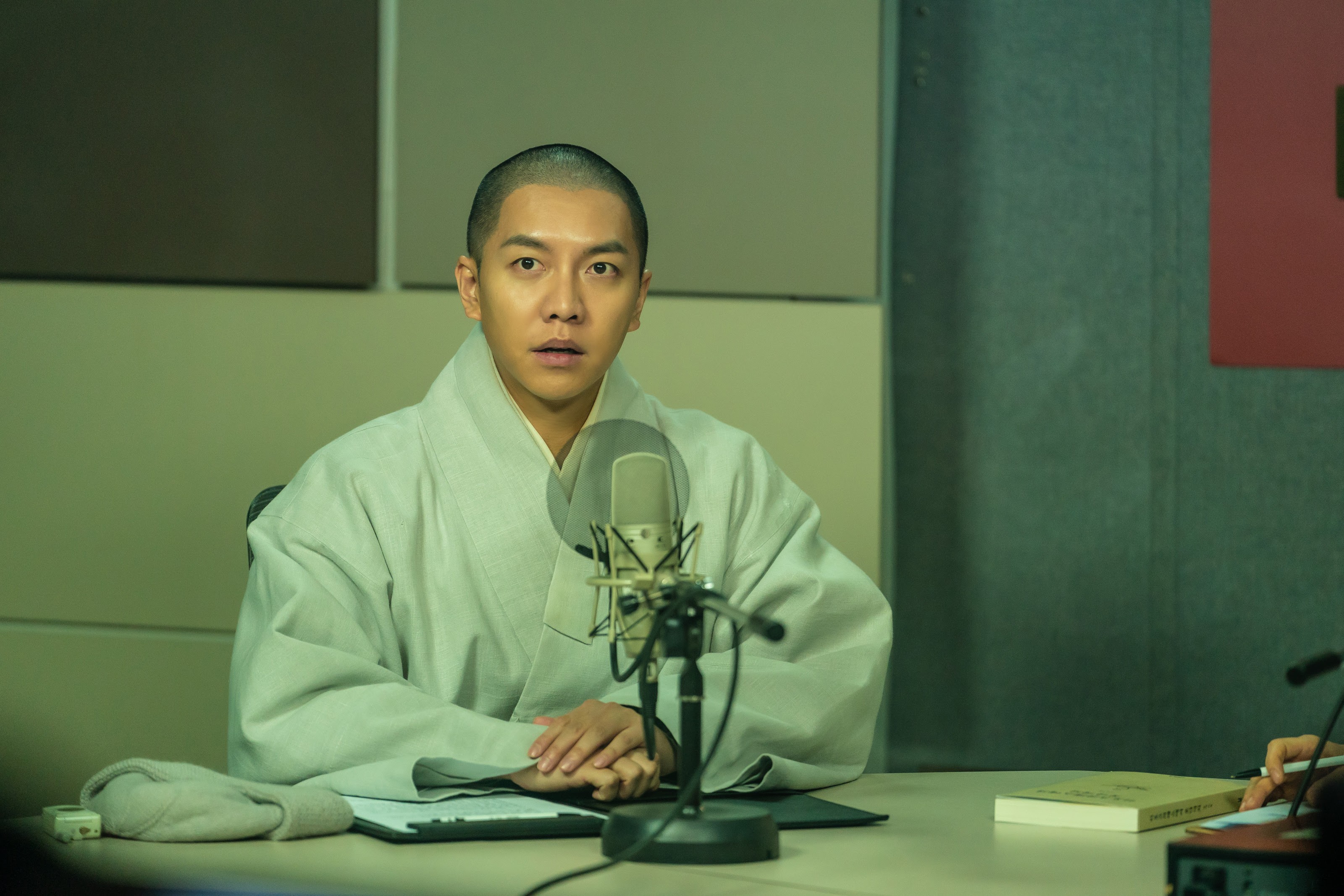 “Bald, No Reason to Hesitate”…Lee Seung-gi’s Transformation into a ‘Big Family’