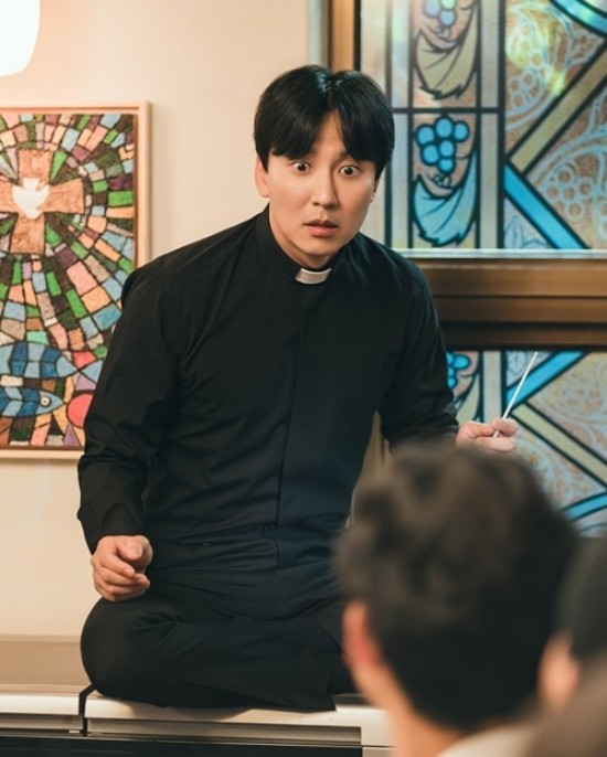 Kim Nam-gil, ‘The Fiery Priest 2’ Still Cut…”Brothers and Sisters, Are You Ready?”