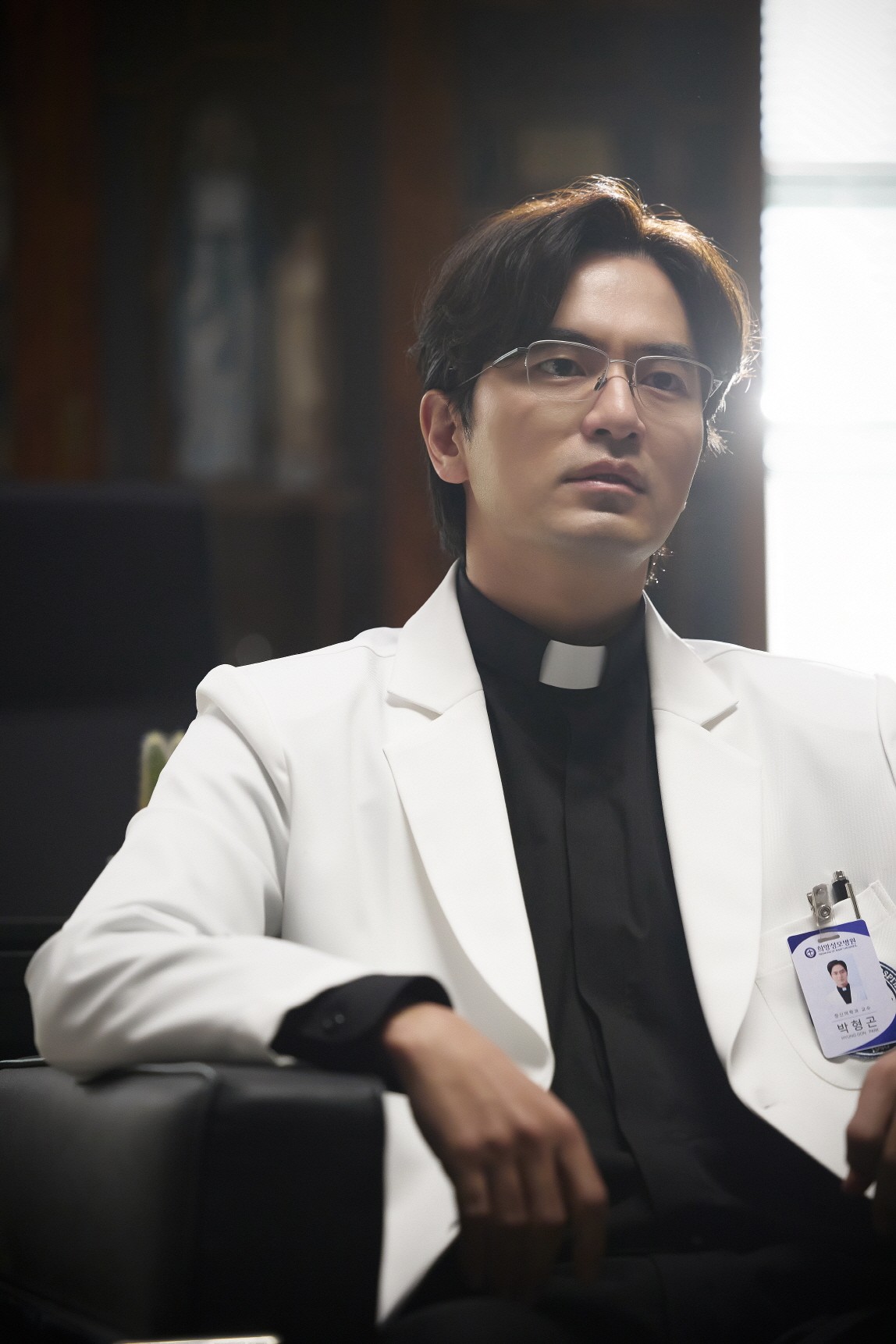 Lee Jin-wook, a Bride in a Doctor’s Gown… ‘Black Nuns,’ A Character War