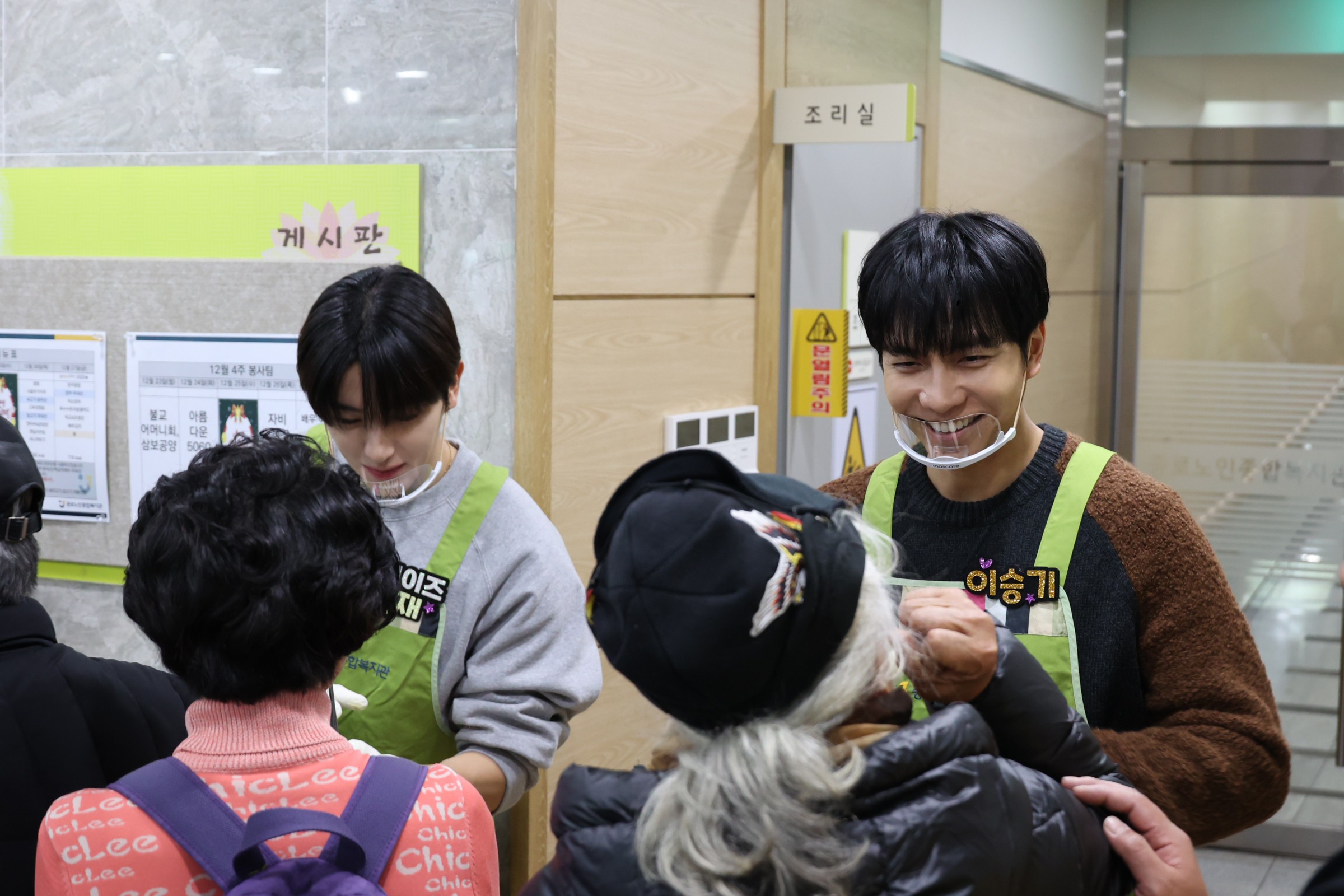 Lee Seung-gi and The Boyz, volunteering…”Warmth for the elderly in the cold winter”