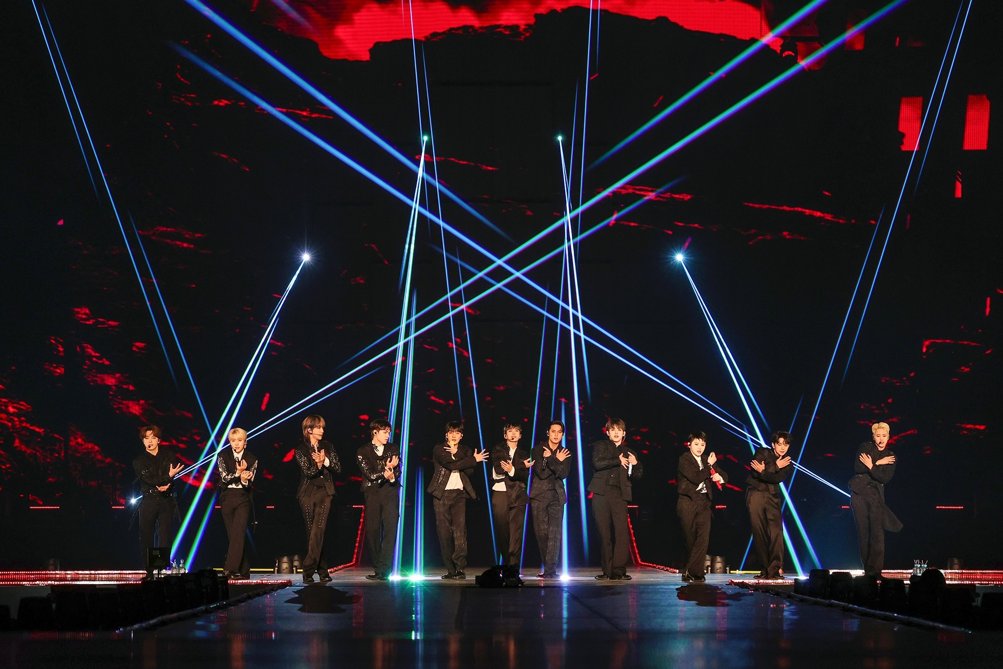 SEVENTEEN Heats Up Tokyo Dome…’Right Here’, Attracts 100,000 People