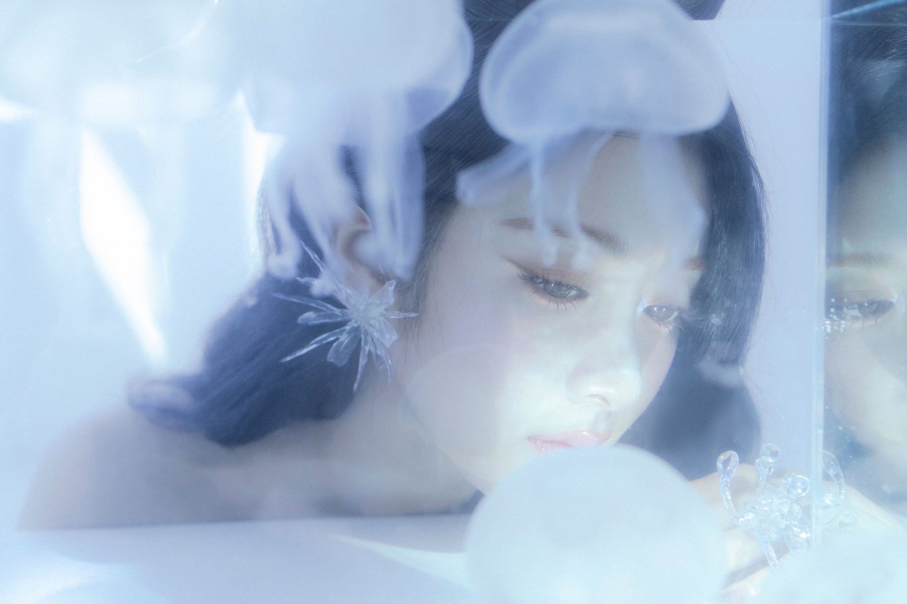 Huh Yunjin to Release Self-Composed Song on the 10th…”Comfort Through a Jellyfish”