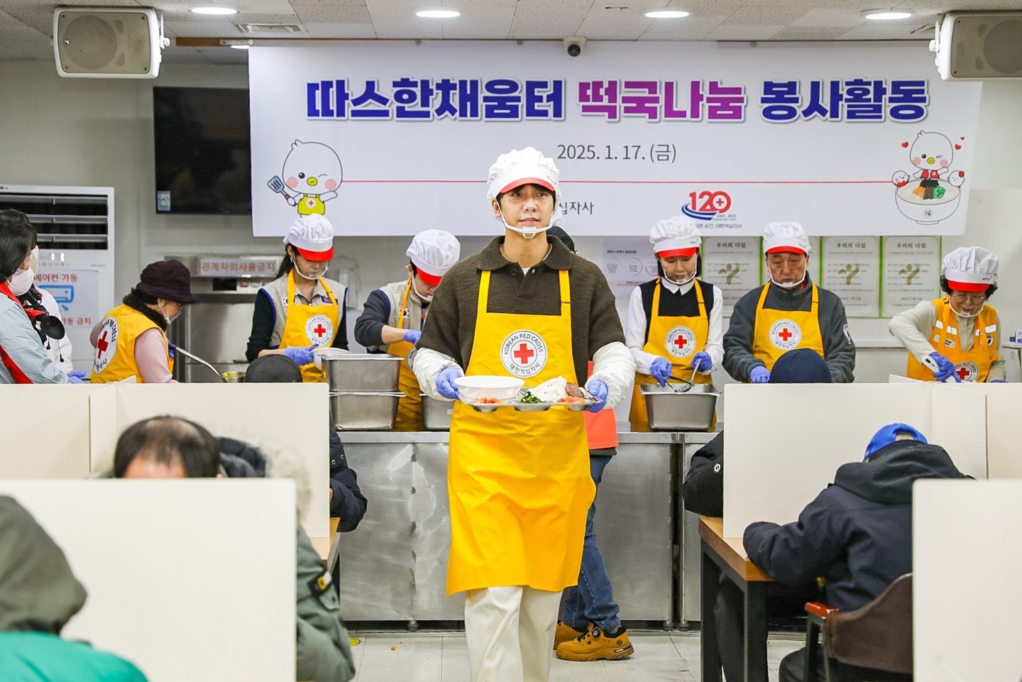 Lee Seung-gi, Red Cross Volunteer Activities… Sharing Tteokguk at a Free Meal Facility