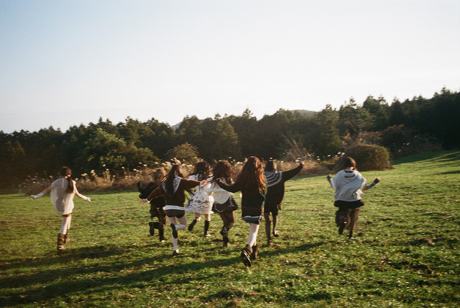 “Hearts to Hearts” Debut Promotion Begins…”Mysterious Girls Running through the Fields”