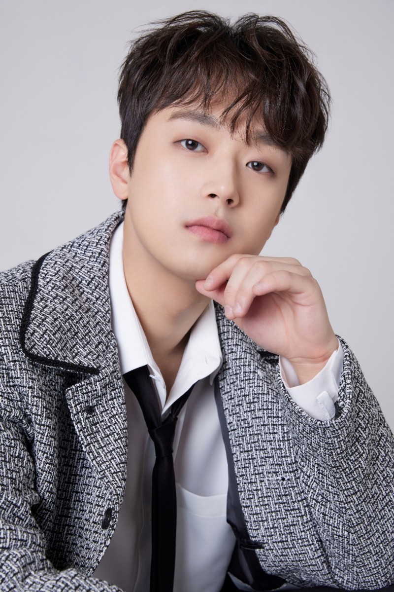 Lee Chan-won to Host KBS Lunar New Year Special… Popular Trot Singers Gather