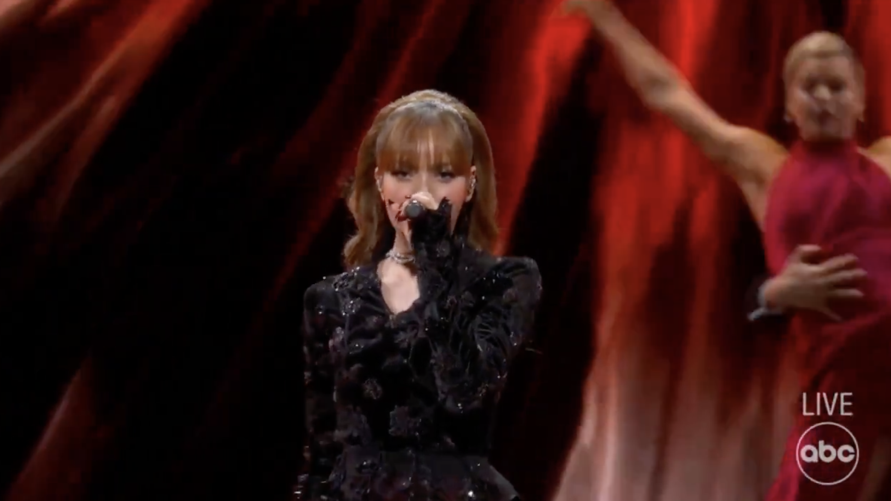 Lisa’s reinterpretation of the ‘007’ series… First K-pop performance at the Academy Awards