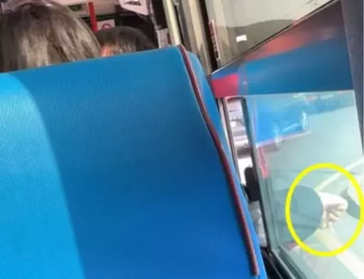 “Chinese tourist caught smoking on Jeju bus throws it out the window… Seo Kyung-duk says ‘Reflect on why Chinese people are being criticized'”