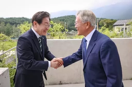 After Lee Jae-myung was selected as the presidential candidate, Moon immediately posted something… I looked to see what he said.