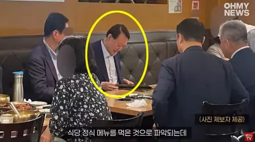 Ex-President Yoon Seen at Pangyo Barley Rice House… His Response to the Question, “Are You Drinking?”