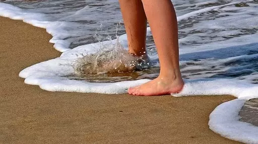 Walking barefoot… Woman in her 70s dies at Muido Beach