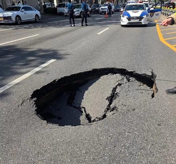 Another sinkhole occurs in Gangdong-gu, Seoul… “Water pipe leakage is the cause.”