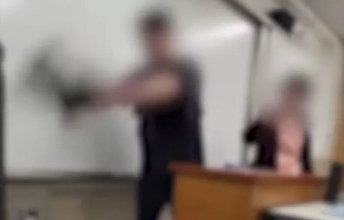 “6 out of 10 teachers have experienced conflicts with students using mobile phones during class”