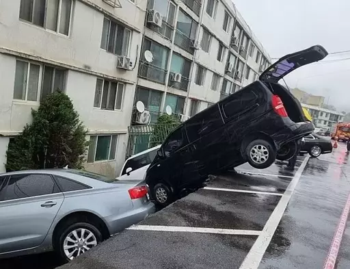 “Thought it was a sinkhole” Six cars fell in an apartment complex in Namyangju… Here’s what we found as the cause.