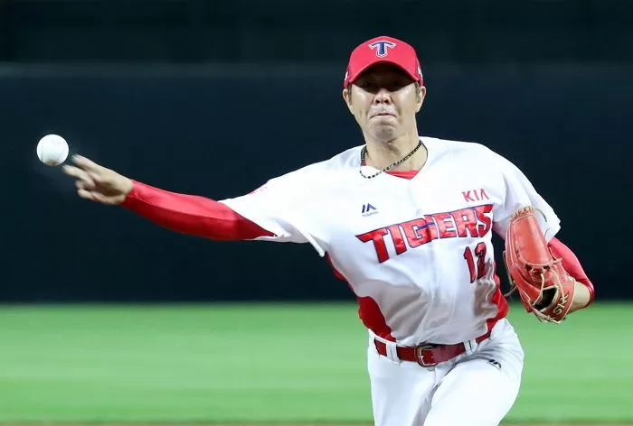 Baseball legend Lim Chang-yong, who gained fame through ‘Baemjikgu’, sentenced to 8 months in prison for failing to repay 80 million won in gambling debts.