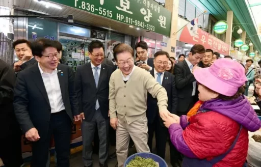 “When I receive this…” Candidate Lee Jae-myung waves his hand and says as a supporter hands him ‘jujube juice’.