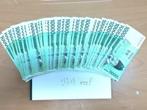 A man entered the community center, gave a “white envelope,” and left… Inside was 330,000 won in cash.