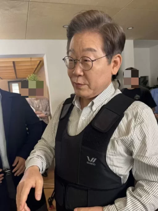 Lee Jae-myung running in a 3kg bulletproof vest… “Continual terror warnings, more requests to refrain from public speeches”