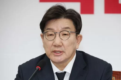 Kwon Seong-dong: “Kim Moon-soo holds a press conference to cling to his trivial presidential candidate position… Really pathetic.”