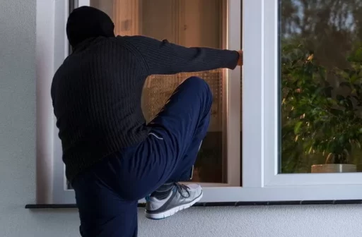 A couple in their 20s stole from an unmanned store and mail after losing their jobs… The reason the court granted them ‘suspended sentence’ leniency.