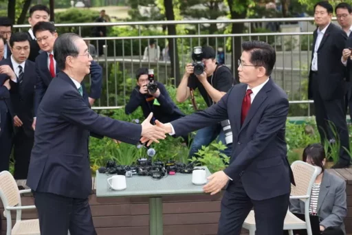 Kim Moon-soo and Han Duck-soo’s second unification meeting ends after one hour… unable to find common ground.