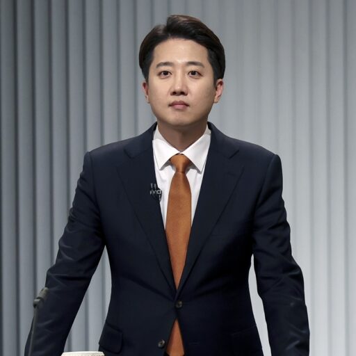 Lee Jun-seok mentions CF100, V2G, and ESS… Kwon Young-guk: “Did Lee Jun-seok come out to show off his knowledge?”