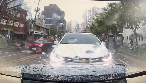Vehicle driving the wrong way in the middle of the city after driver loses consciousness… Police car blocked it, preventing a major disaster.