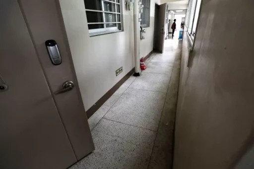 The perverted man excited by the ‘sounds of sexual intercourse’ from the neighboring house in the hallway… met a shocking end.