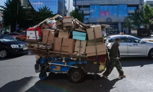 A 70-Year-Old Man Who Collected Scrap Paper with a Handcart in the Early Morning… Killed by a Delivery Vehicle