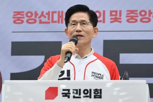 Kim Moon-soo, the presidential candidate of the National Power Party, says, “I’ve tried being a leftist… I want to tear apart fake progressives.”