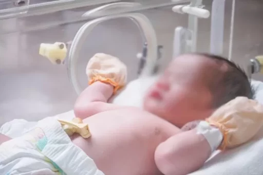 Parents Putting a 2.7 Million Won ‘Correction Helmet’ on Their Baby’s Head to Make Their Head Shape Look Pretty…