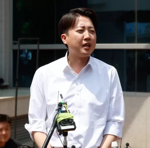 Lee Jun-seok: “Kim Moon-soo should resign from his candidacy, realizing that the martial law was truly wrong.”
