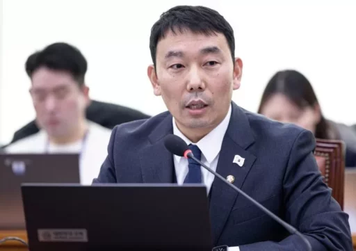 Kim Yong-min: “The judge in the Yoon rebellion case received multiple drinking hospitality reports at a room salon… Must be removed from the trial immediately.”