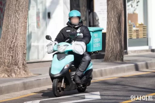 Delivery motorcycles will run with front license plates… Pilot project starts at the end of June.