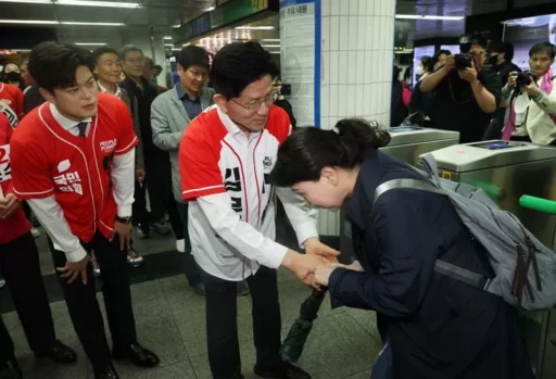 Candidate Kim Moon-soo campaigns in front of the Shin-dorim Station ticket barrier on the way to work… “Block that place,” direct instruction.