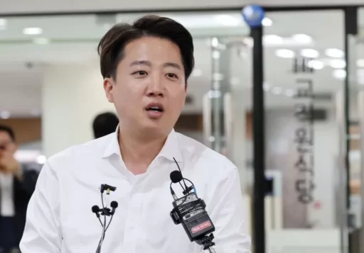 Lee Jun-seok: “They said 40 was too young, but is the alternative 74-year-old Kim Moon-soo?”