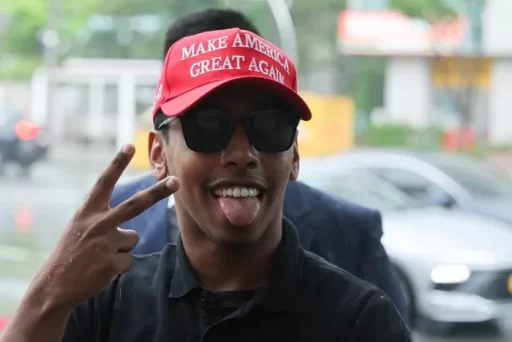 ‘YouTuber Johnny Somali, who insulted the Girl’s Statue, appears in a cheeky pose… Denies distributing false videos in court’