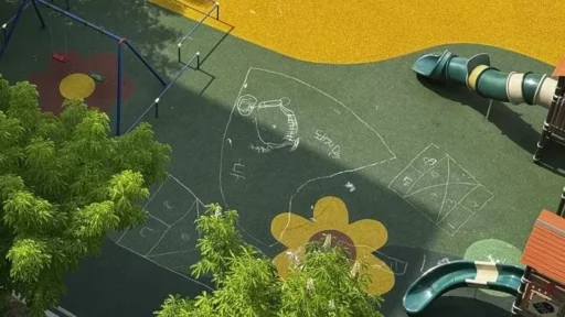 “When it rains, it gets washed away”… Apartment residents protesting against children’s ‘chalk drawings’ in the playground