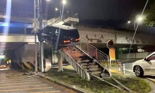 A 20-Year-Old Driver’s SUV Suddenly Jumps onto a ‘Pedestrian Overpass’ in Daegu… What Happened?