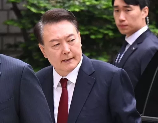 “Insurrection Leader Charges: Yoon Appears in Public for the Second Time… Remains Silent to Reporters’ Questions”