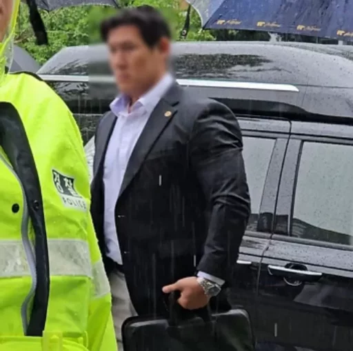 The Actual Size of ‘Lee Jae-myung’s Bodyguard’ That Seems Like It Could Fold Terrorists in Half